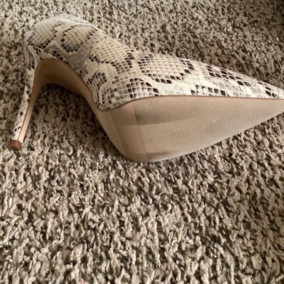 BCBG , 9 1/2 brown and white - Picture 4 of 4